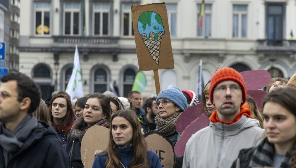 almanyada binlerce kisi iklim icin sokakta lfWnP6Rw