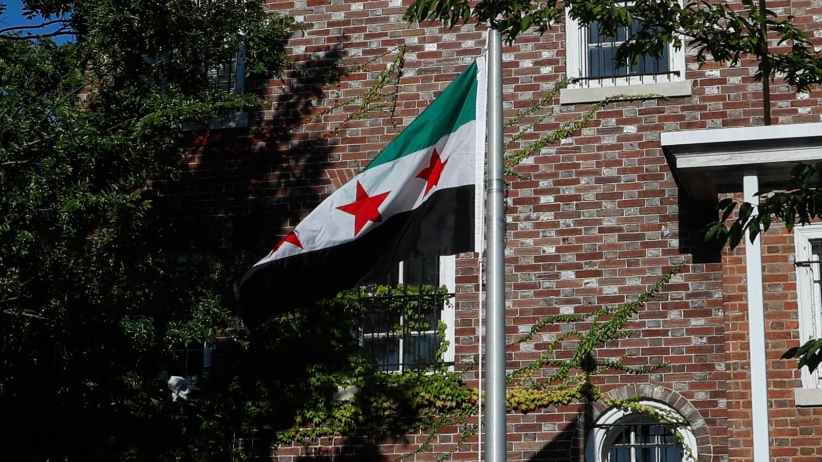 uc yildizli suriye bayragi washingtonda gondere cekildi suriyenin uluslararasi alandaki mesruiyetinin teyidi denildi Gx6u3rN7