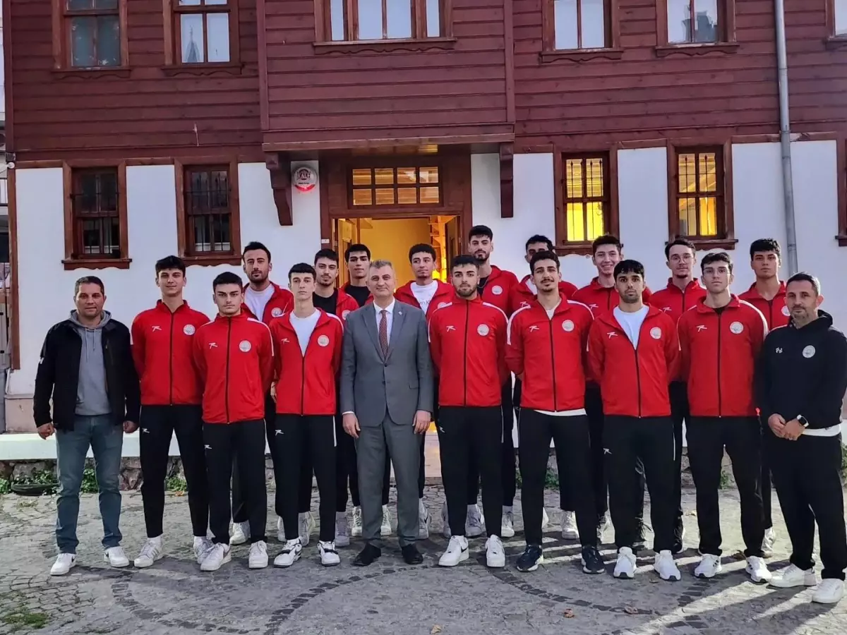 baskan sezer golcuk belediyespor voleybol takimi ile bir araya geldi hjPZn4cR