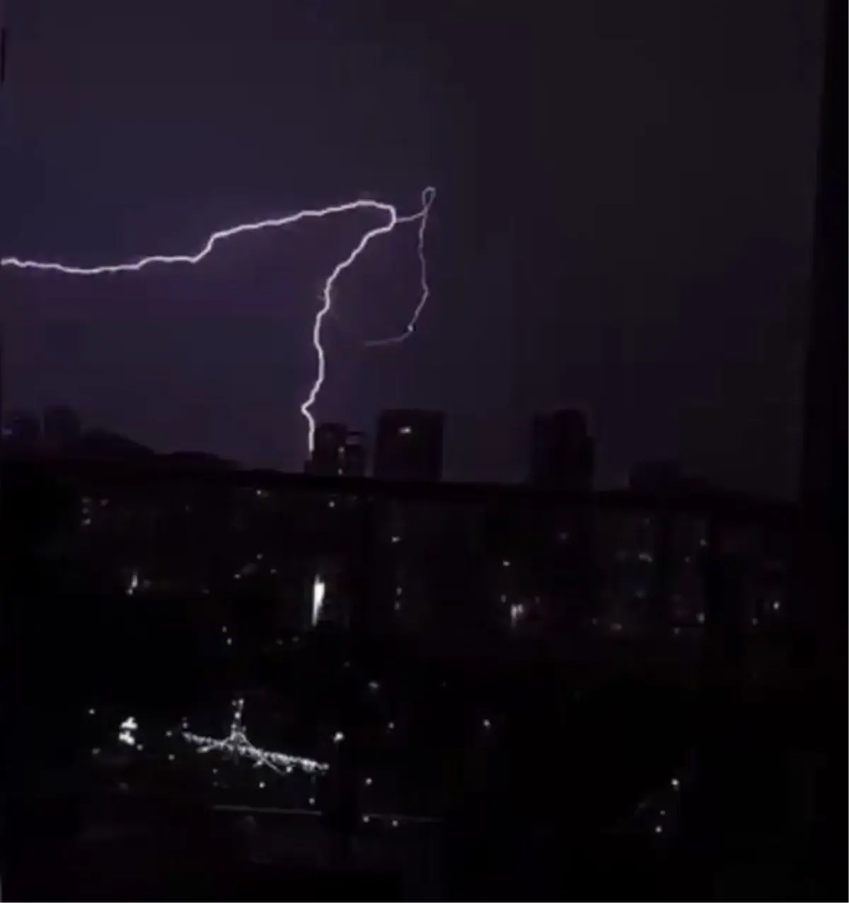 istanbulda simsek ve yagis alarmi vf2YMGbi.jpg