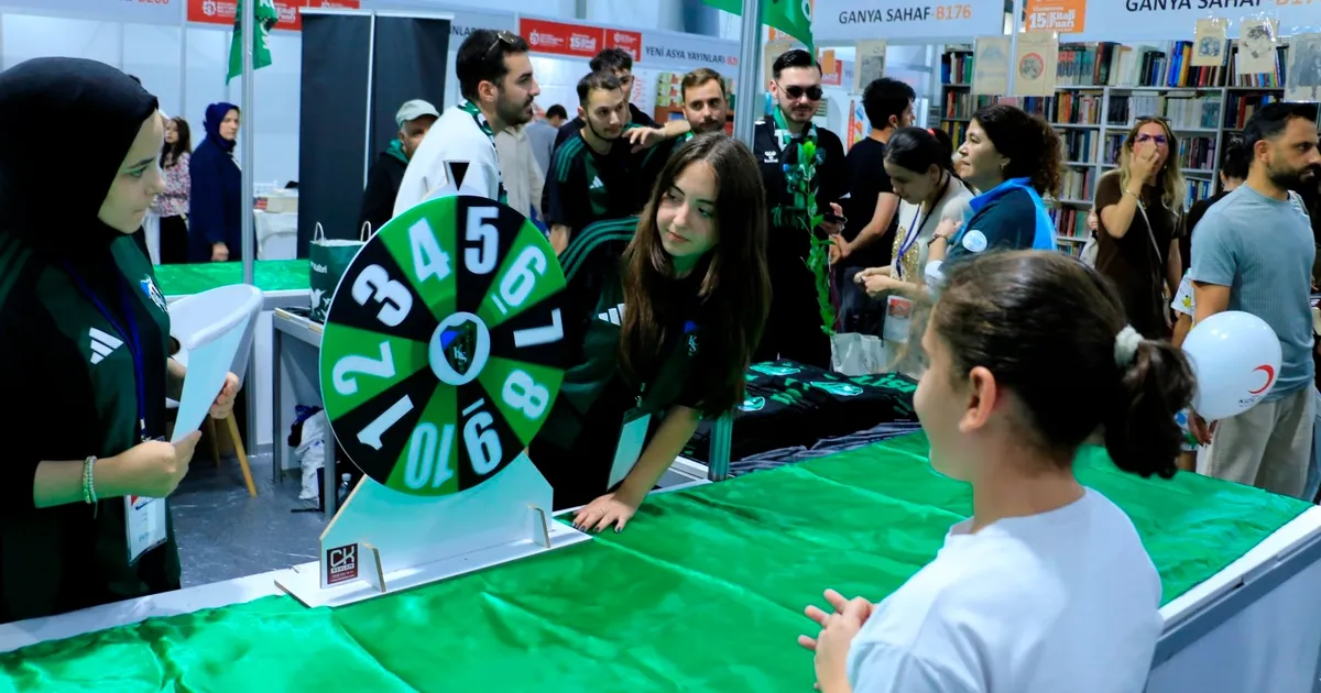 kocaeli kitap fuarinda yesil siyah cosku hr6RXVPF