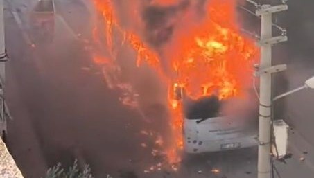 park halindeki ozel halk otobusu alev topuna dondu PK3epzRe