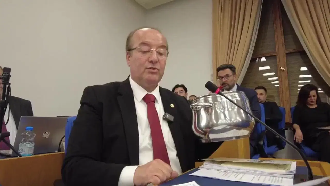 tbmmde bos tencere protestosu bu tencere turkiyenin gercegi fONVcs8x.jpg