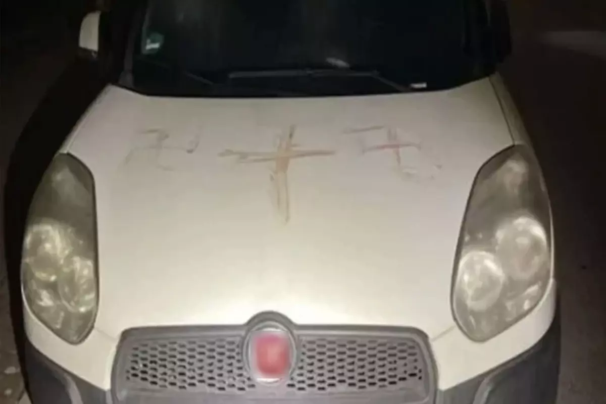 arabalarin uzerine insan kaniyla gamali hac cizdiler S1wbtBkr.jpg