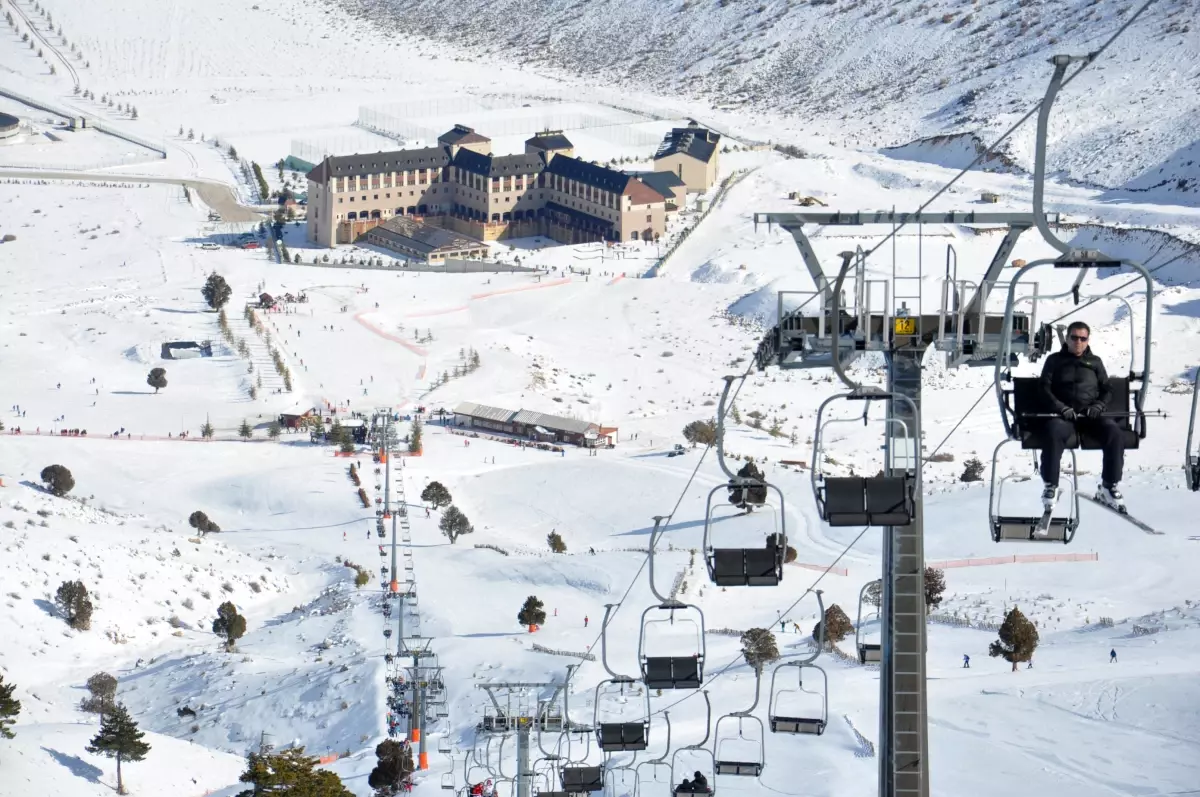 davraz kayak merkezinde kar makineleriyle sezon uzatilacak vqEZhRTJ.jpg