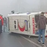 Devrilen ambulanstaki 3 sağlık personeli yaralandı