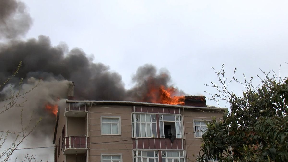 Ümraniye’de 3 Katlı Bina Yangını: İtfaiye Müdahale Ediyor