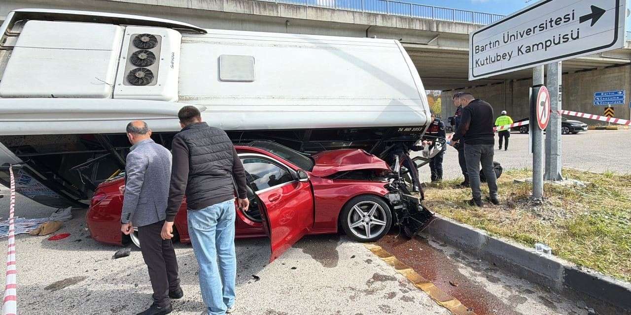 Üniversite Yolunda Feci Kaza: 46 Yaralı