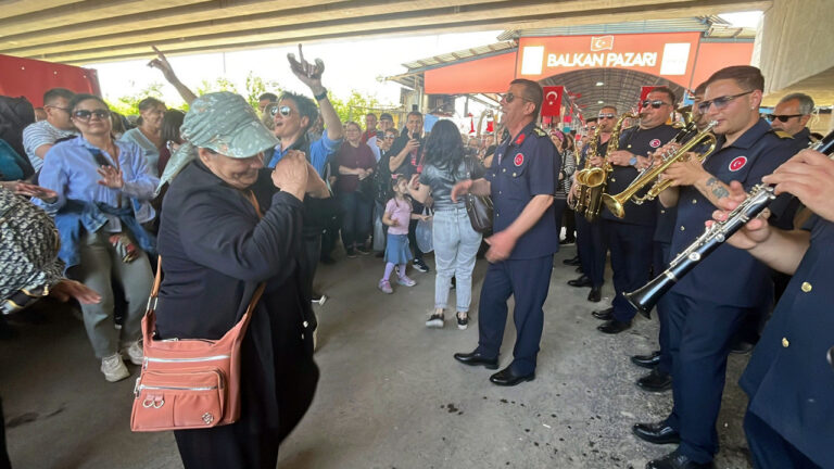 belediye-bandosu-caldi-bulgar-ve-yunan-turistler-kendinden-gecti-7ttPnNSO