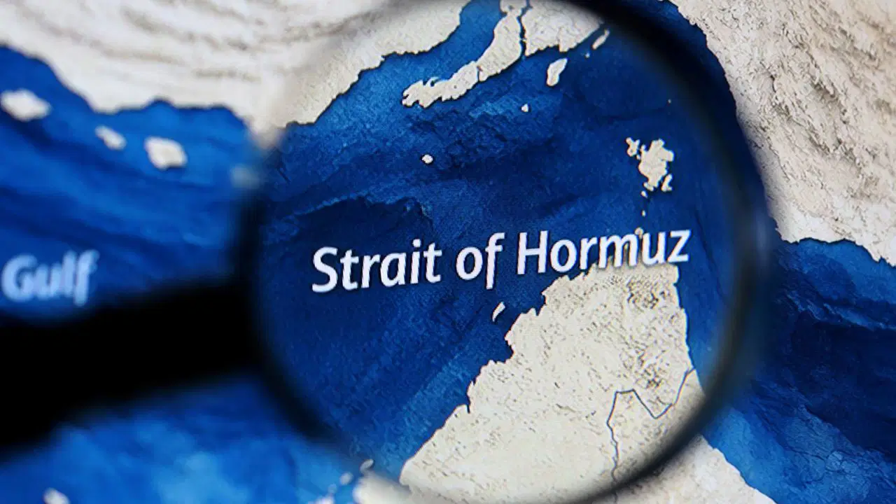 Hürmüz Boğazı’ndaki Gerilim Tırmanıyor: İran’dan ABD Donanmasına Sert Uyarı