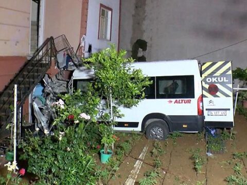 İstanbul’da feci kaza! Freni patlayan araç evin bahçesine uçtu: 1 yaralı