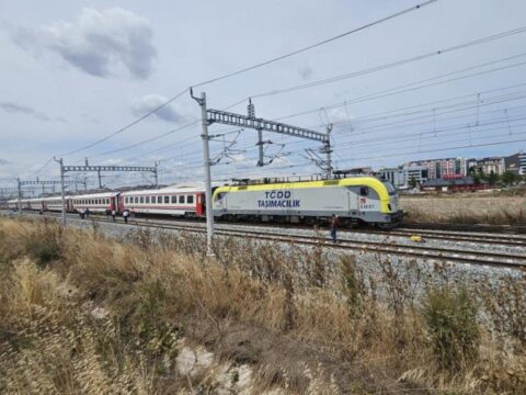 Istanbul seferini yapan yolcu treni raydan cikti dlMyOzHn