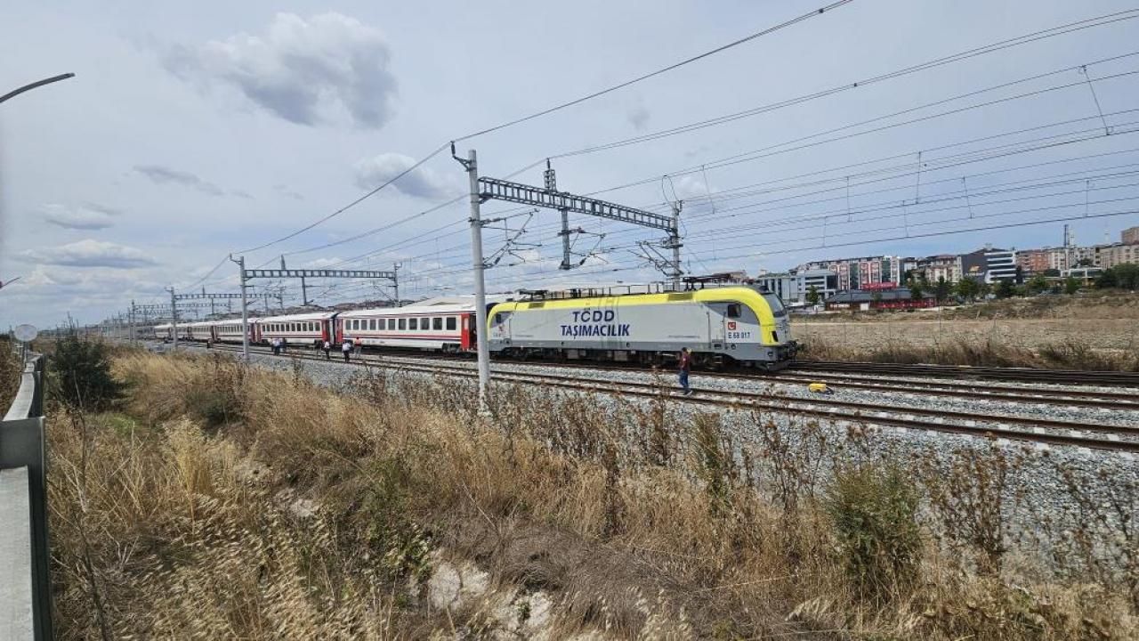 Istanbul seferini yapan yolcu treni raydan cikti dlMyOzHn